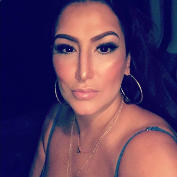 Meet your Posher, Julie - Picture 1 of 2